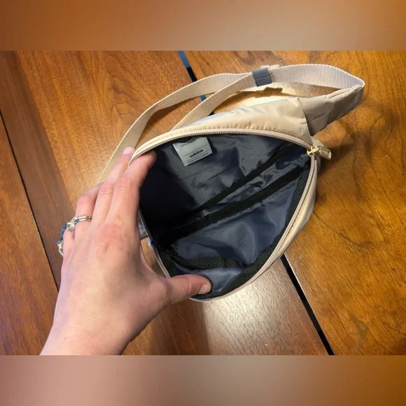 NWOT Adidas core waist pack beige - Picture 3 of 4